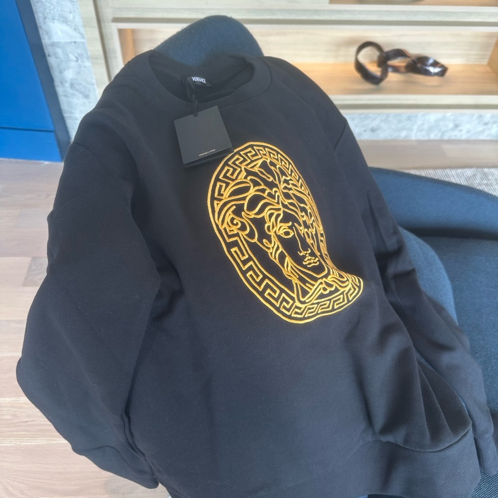 💄SOLD💄Versace Women’s  crewneck in Black with Gold Medusa Design